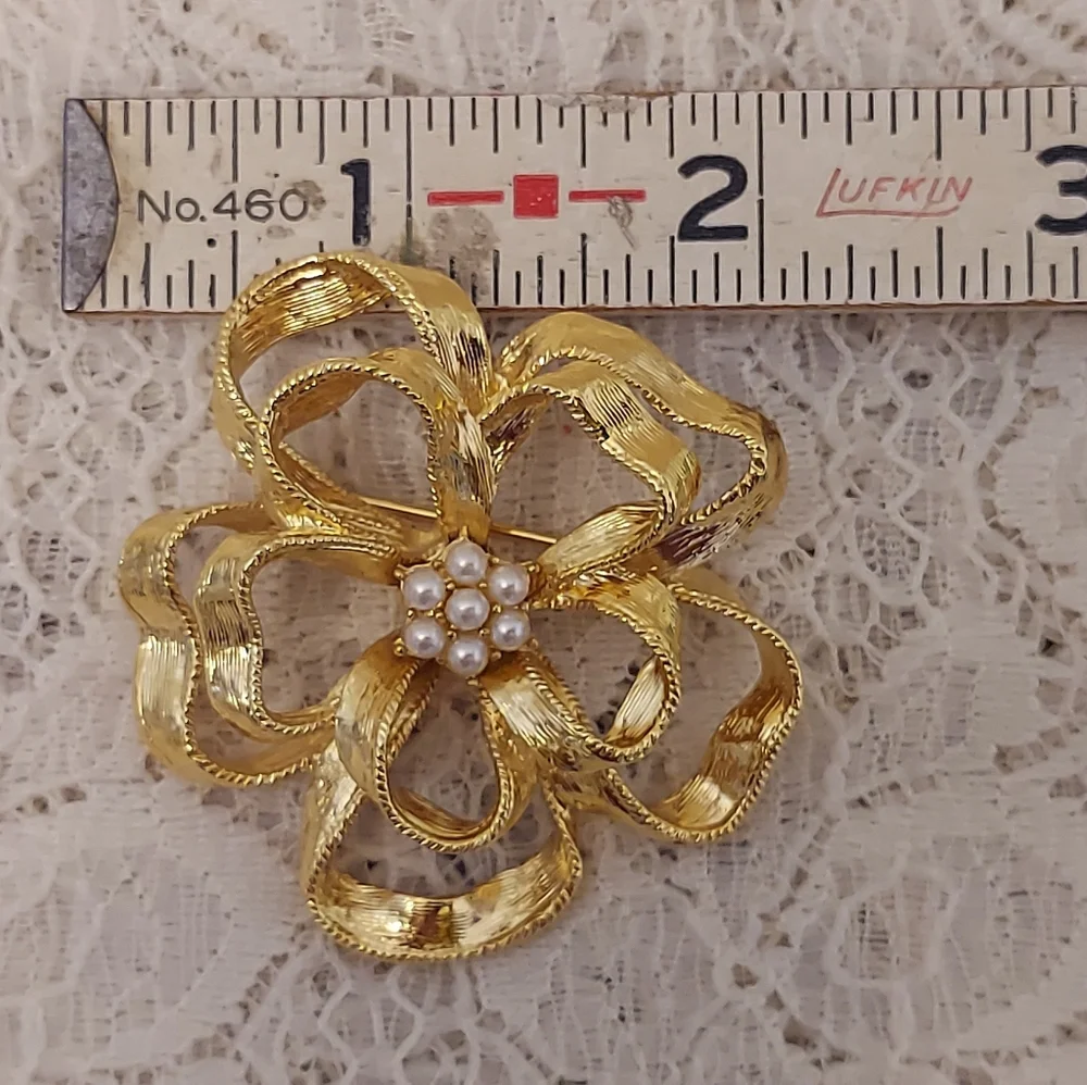 Beautiful Bow Brooch or Pin Ornate Gold Tone w Faux Pearls - Picture 2 of 4